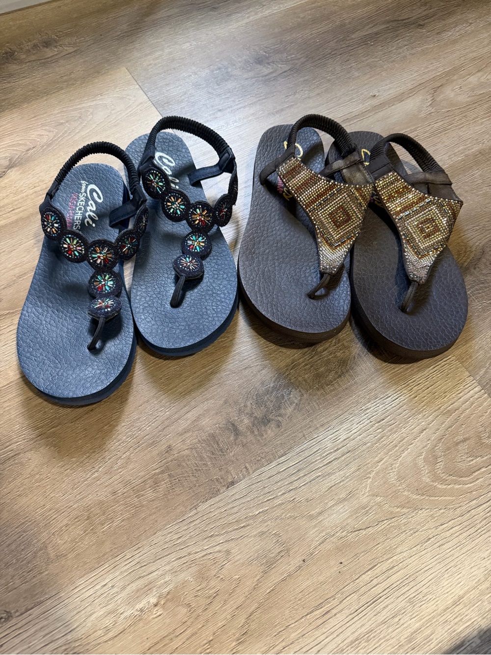 Lot Of 2 Pairs Of Skechers Women's Relaxed Fit Yoga Foam Sandals Size 9